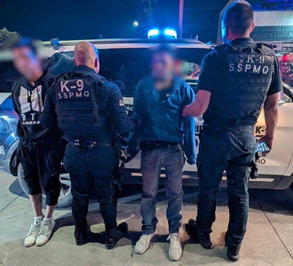 Policía municipal efectuó la detención de dos masculinos tras intento de robo a tienda en zona comercial de Querétaro.