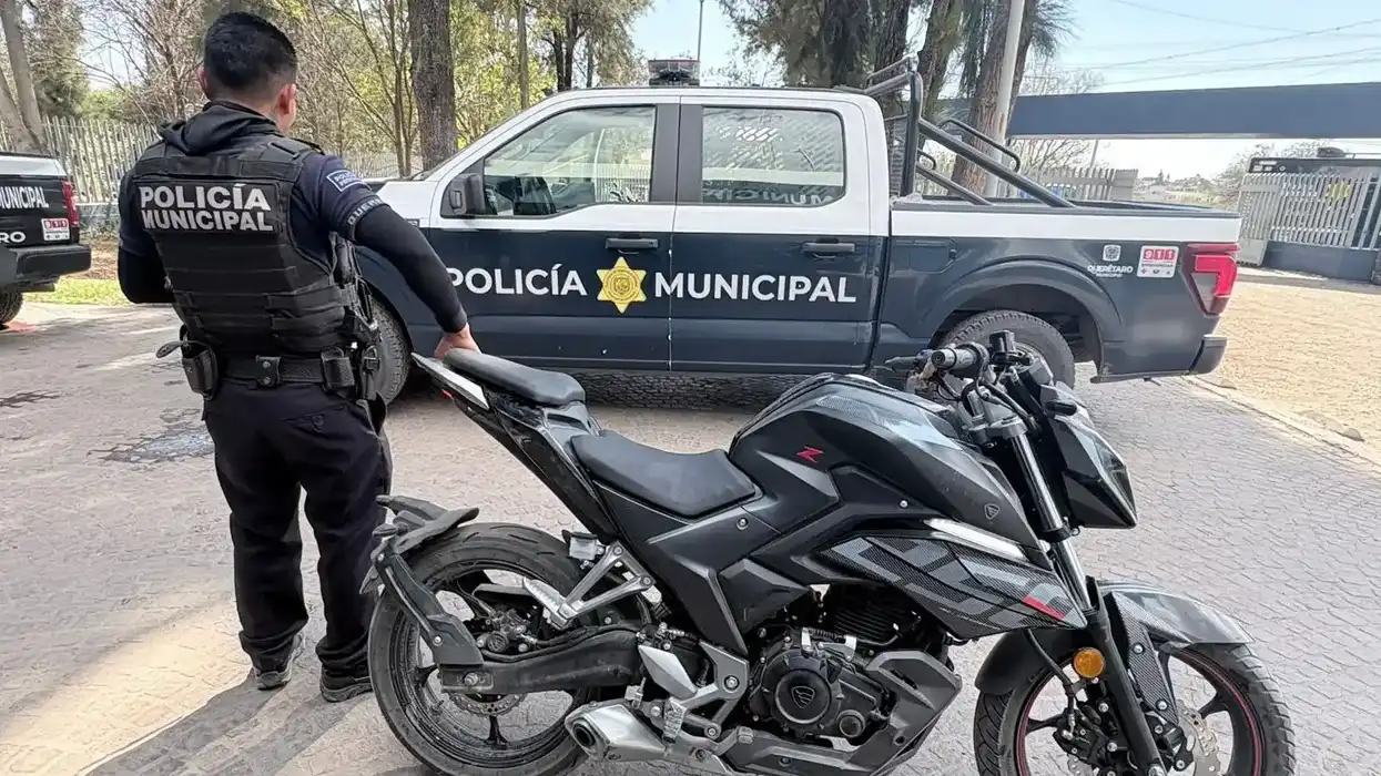 Policía municipal junto a motocicleta asegurada en Querétaro