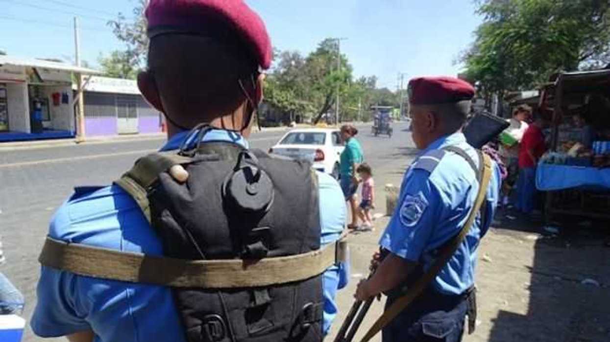 policia-nicaraguense-dispara-contra-manifestantes-frente-a-la-catedral