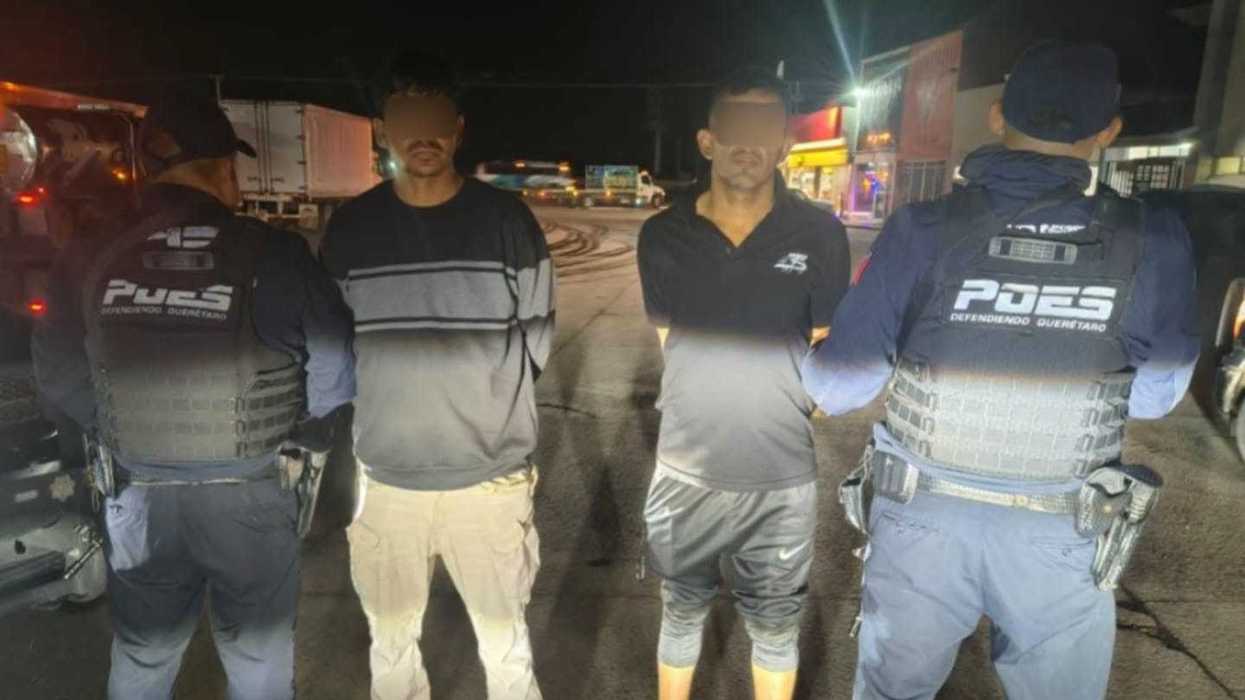 Policías de la POES custodian a dos hombres detenidos con presunta droga en San Juan del Río