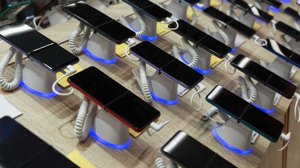 Policías de la SSC detienen a un hombre señalado por el robo de 60 teléfonos celulares en una tienda departamental de Mixcoac, en la alcaldía Benito Juárez.