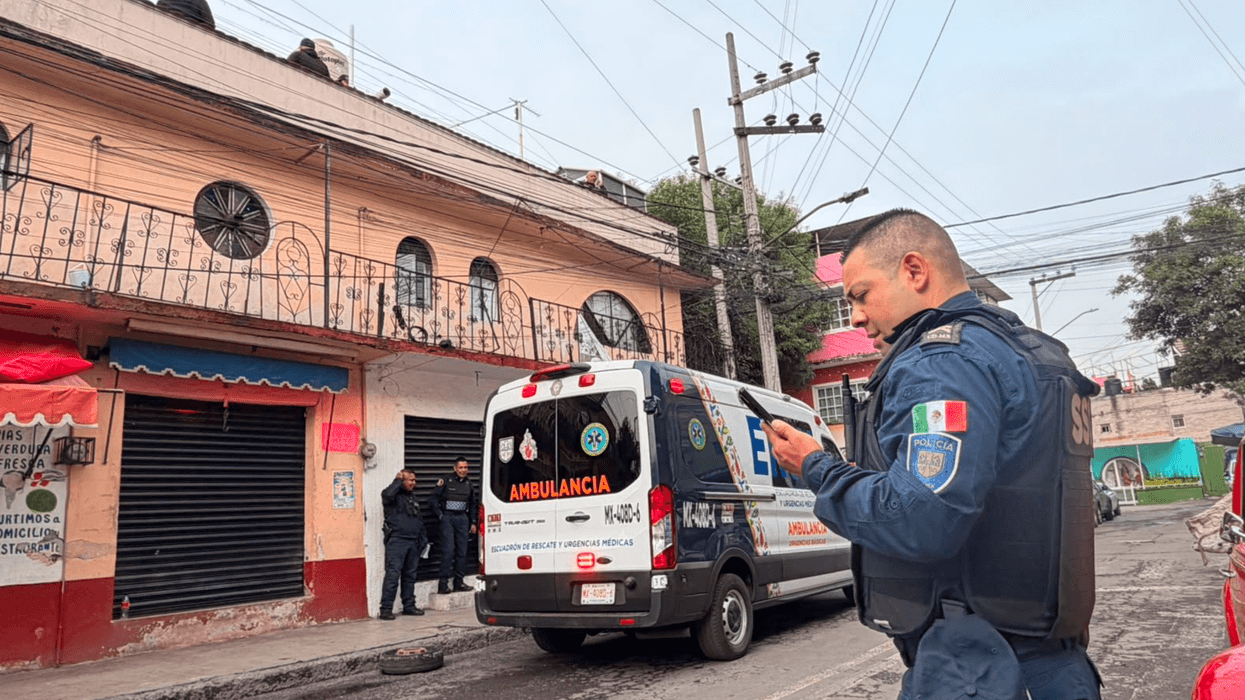Policías de la SSC y una ambulancia del Escuadrón de Rescate resguardan el domicilio donde ocurrió el homicidio en la colonia San Andrés, Azcapotzalco