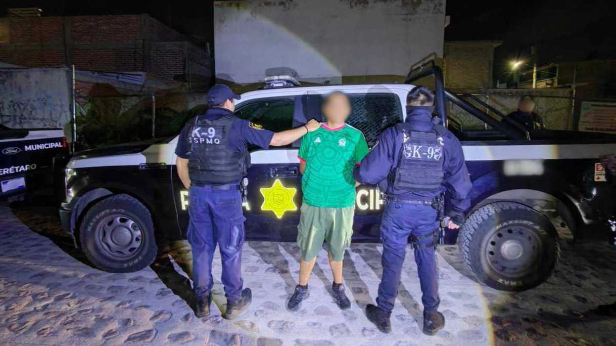Policías de la SSPMQ custodian a un hombre detenido con presunto cristal en Villas de Santiago, Querétaro