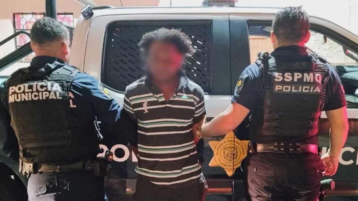 Policías de la SSPMQ custodian a un hombre detenido por delitos contra la salud junto a una patrulla en Querétaro