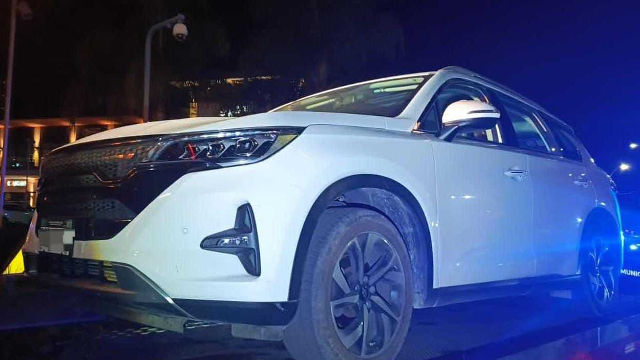 Policías de la SSPMQ detienen a italiano por cohecho en boulevard Villas del Mesón Querétaro