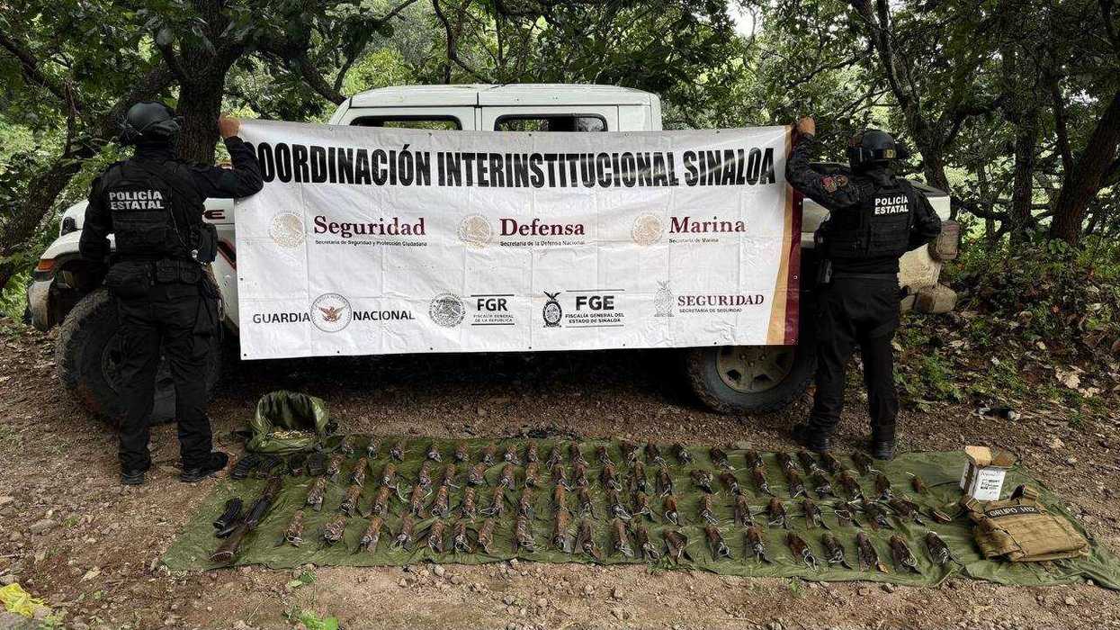 Policías estatales con la manta de la Coordinación Interinstitucional Sinaloa junto a explosivos asegurados en Concordia
