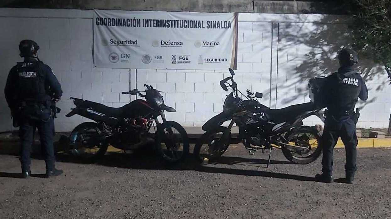 Policías estatales junto a dos motocicletas recuperadas con reporte de robo en Culiacán, Sinaloa