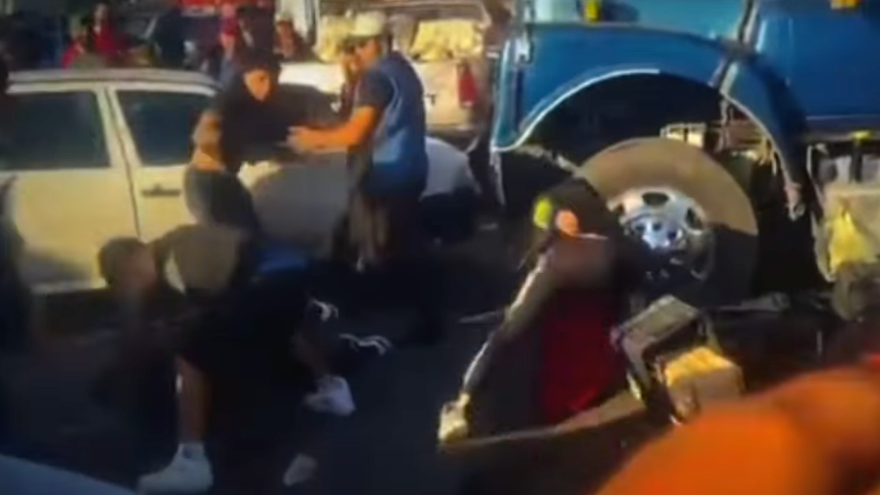 Policías municipales acudieron al Mercado de Abastos tras reporte de riña. El lesionado fue trasladado por particulares.