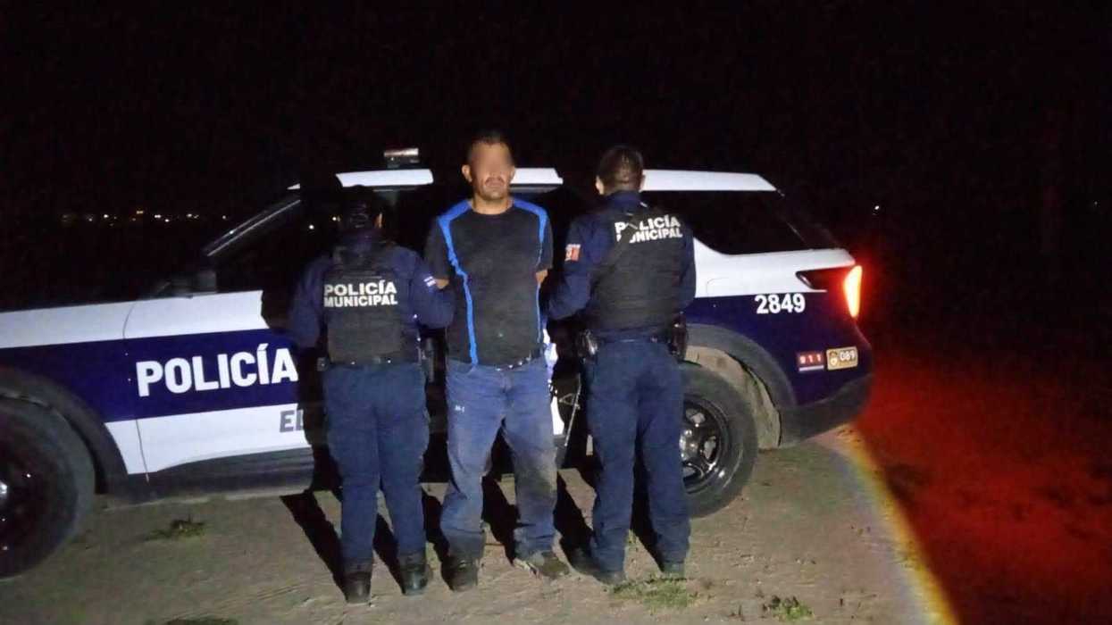 Policías municipales de El Marqués resguardan a un hombre detenido por posesión de un equino robado en la comunidad de Atongo.