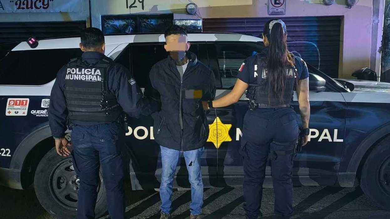 Policías municipales de Querétaro custodian a un hombre con el rostro difuminado, detenido por robo de vehículo