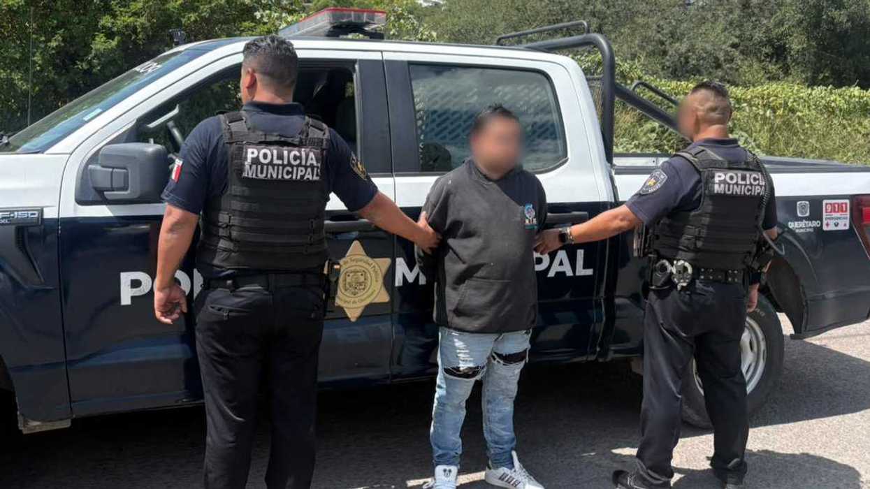 Policías municipales de Querétaro custodian a un hombre detenido por irregularidades relacionadas con placas vehiculares en Huertas la Joya.