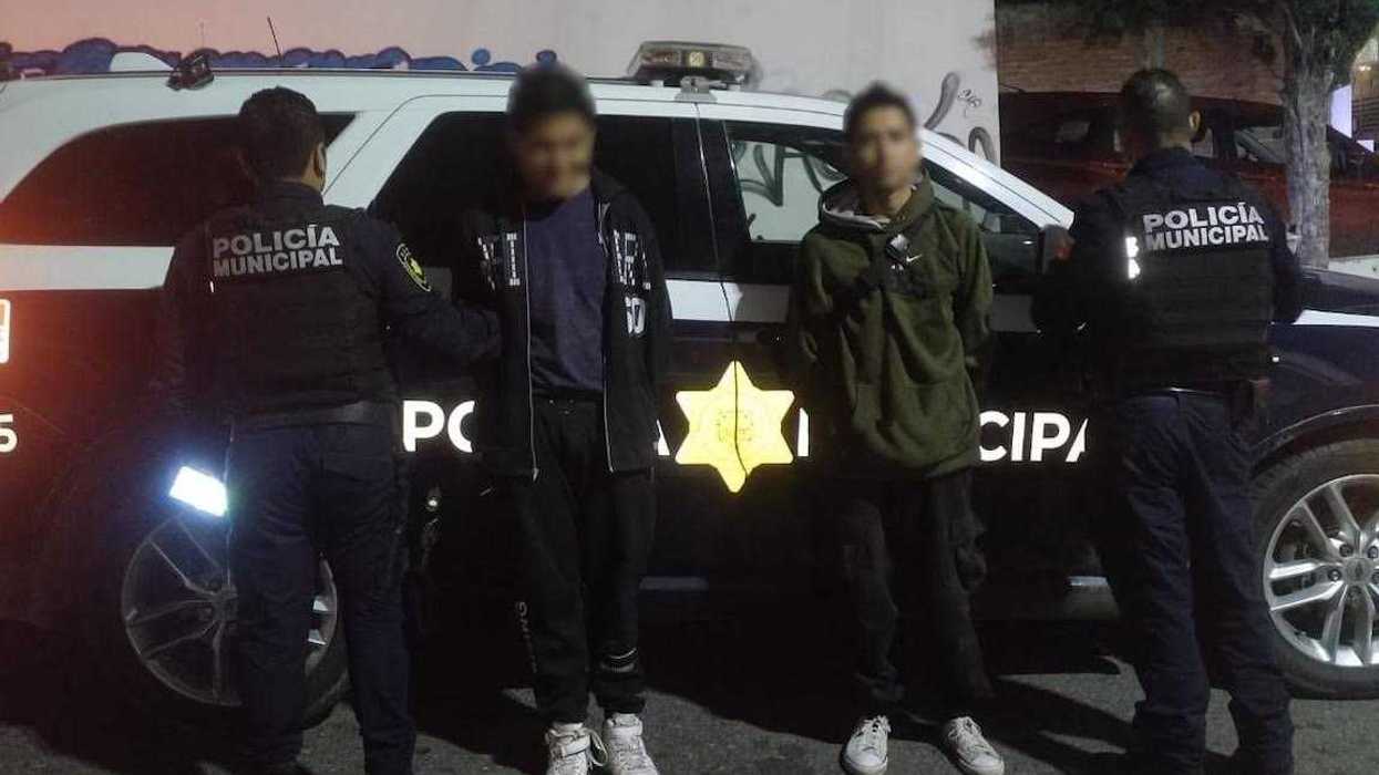 Policías municipales de Querétaro detienen a dos hombres por presunto robo de medidores en Villas de Santiago.