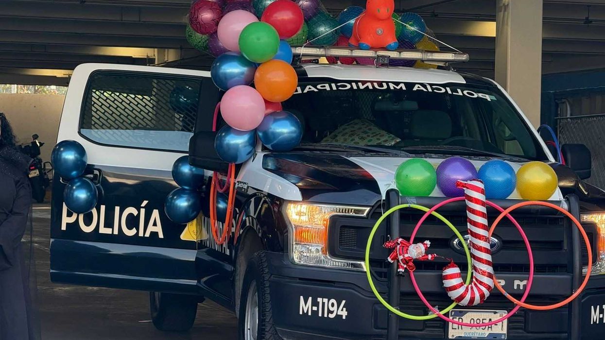 Policías municipales de Querétaro durante banderazo de salida del operativo de entrega de 4 mil 800 juguetes por Día de Reyes 2026.