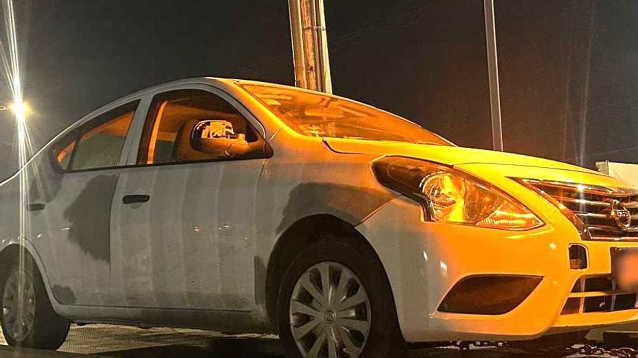 Policías municipales de Querétaro durante recuperación de auto robado en colonia Santa María Magdalena