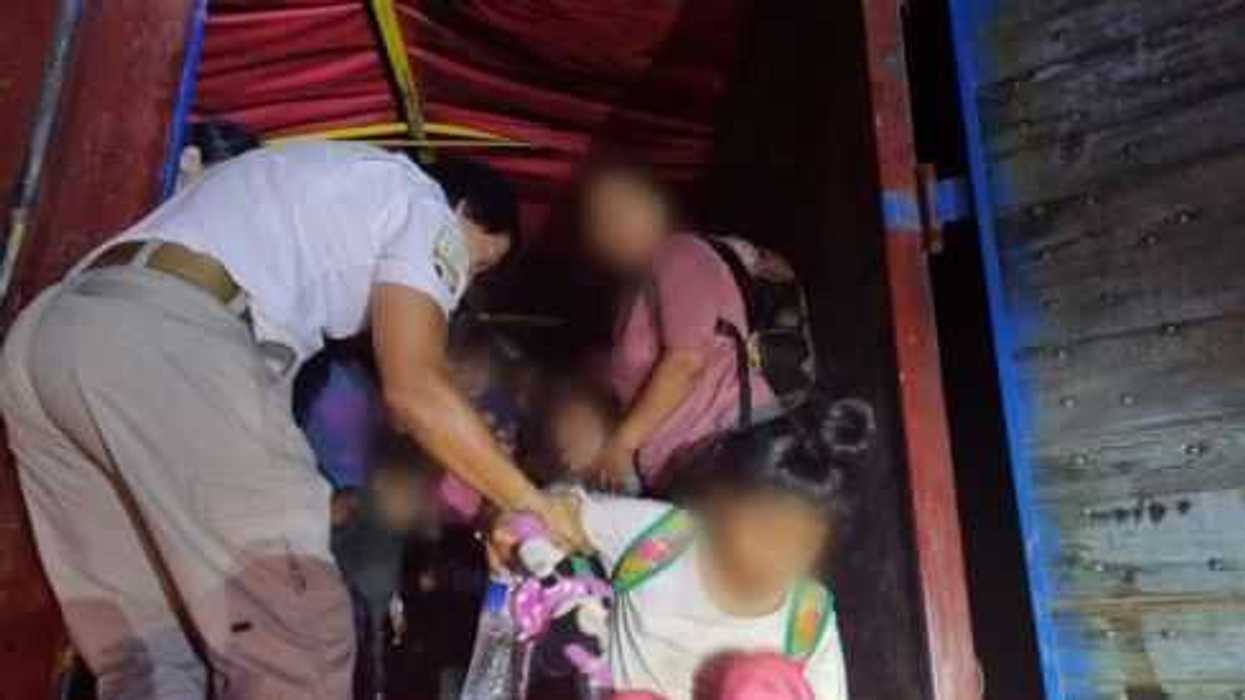 ‘Polleros’ abandonan 87 migrantes encerrados en camión en Chiapas.