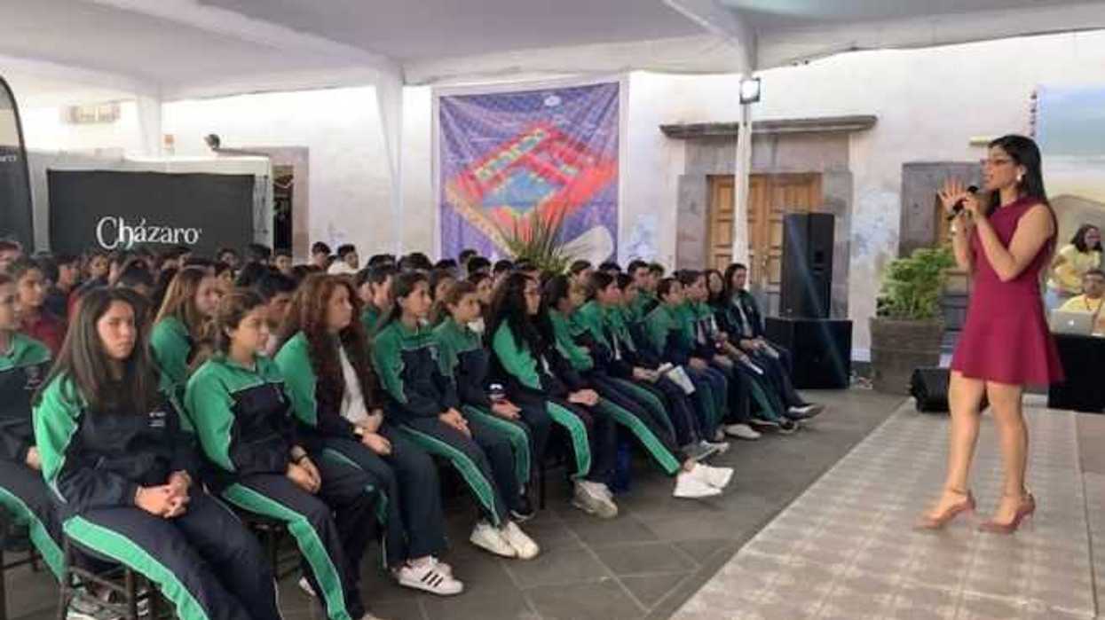 ponencia-de-talento-a-estudiantes-en-4a-feria-del-libro-en-san-juan-del-rio-789