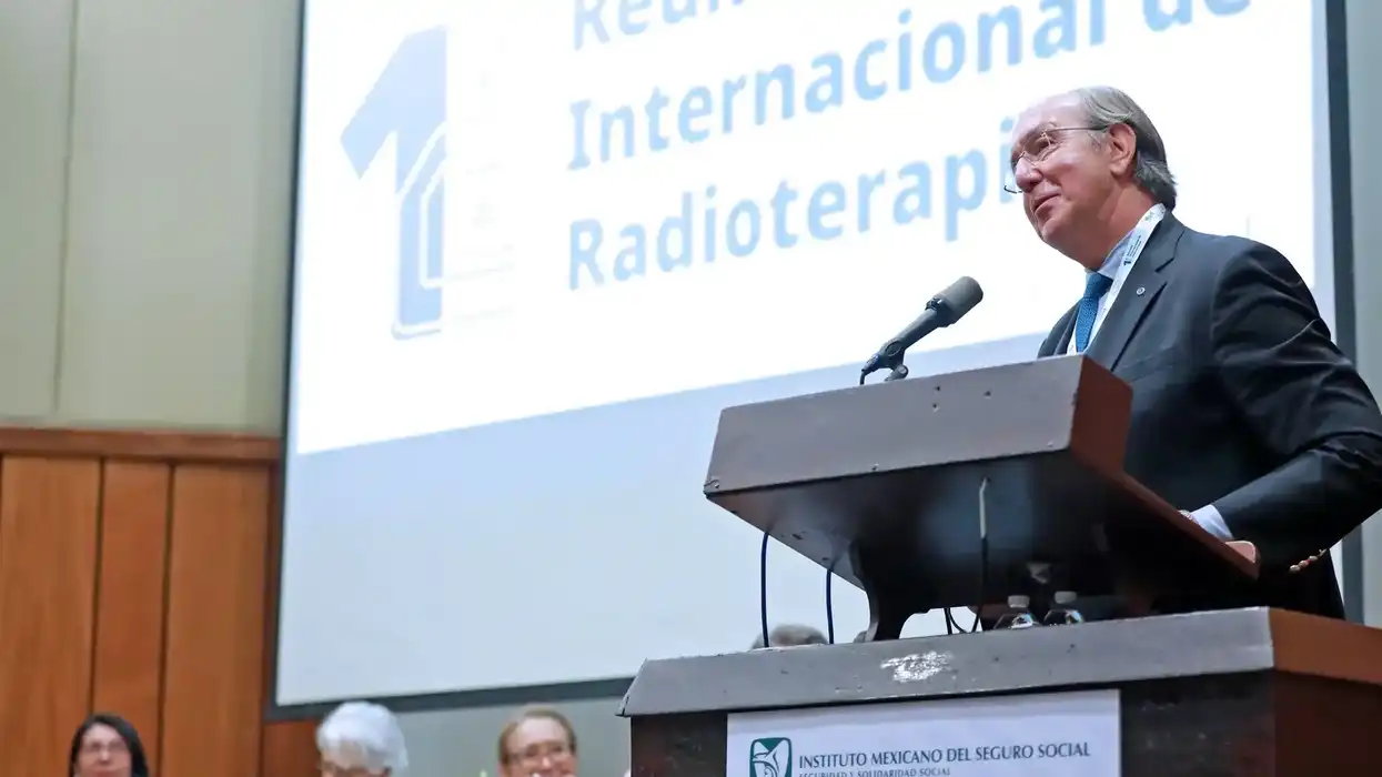 Ponente habla en la Reunión Internacional de Radioterapia del IMSS