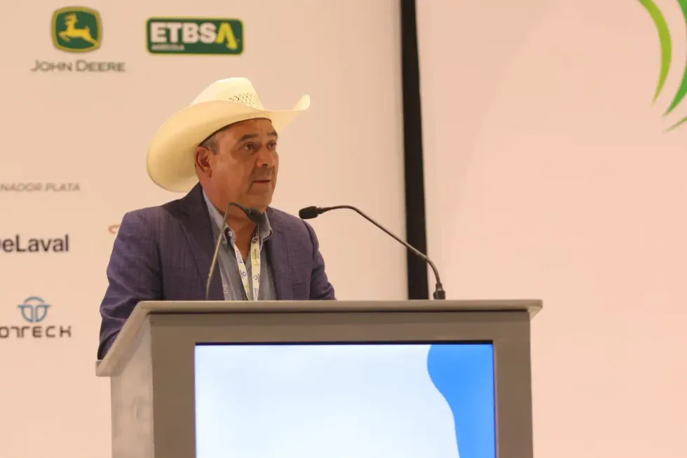Ponente participa en una conferencia del Foro Nacional Holstein en Quer\u00e9taro.