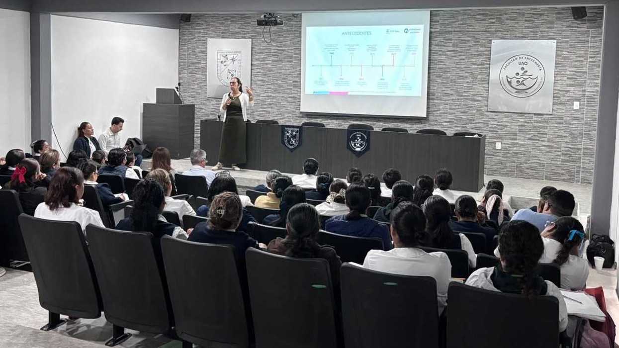 Ponente presenta antecedentes de vacunación ante personal de enfermería en auditorio de la Facultad de Enfermería UAQ