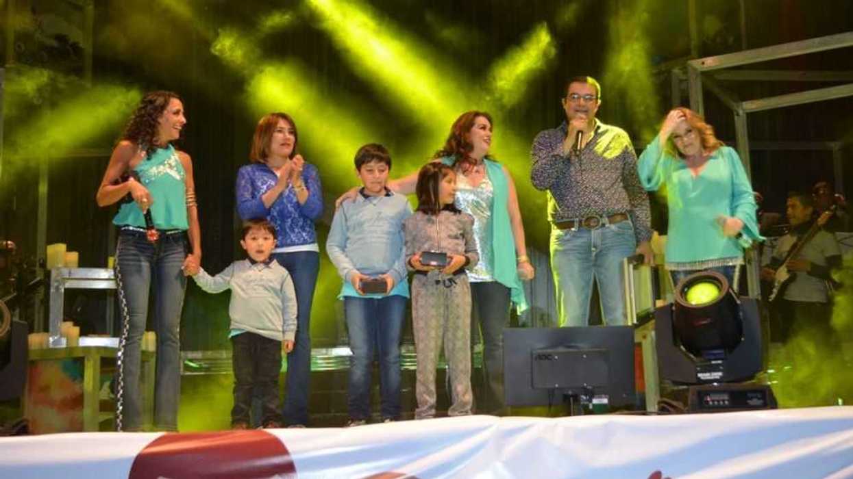 Por lo menos 5 mil personas participaron en el festejo del Día de la Familia con la actuación del grupo musical Pandora en el Jardín Independencia.