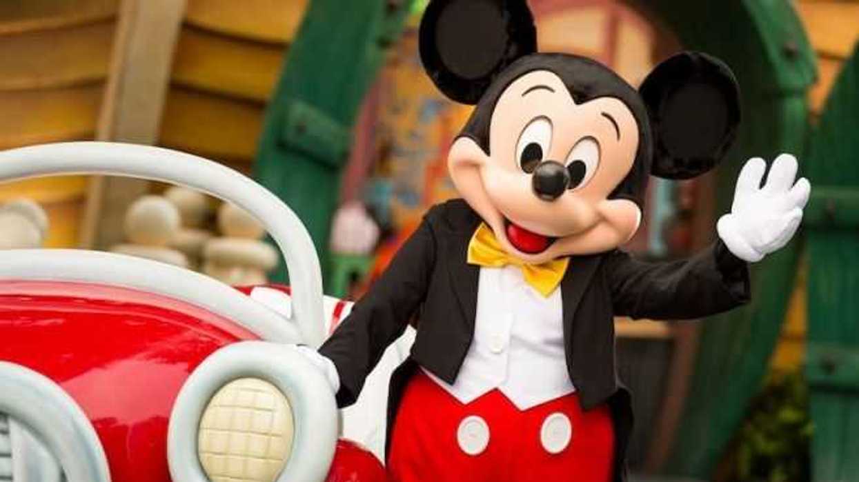 posar-con-orejas-de-mickey-mouse-ayuda-a-cumplir-deseos