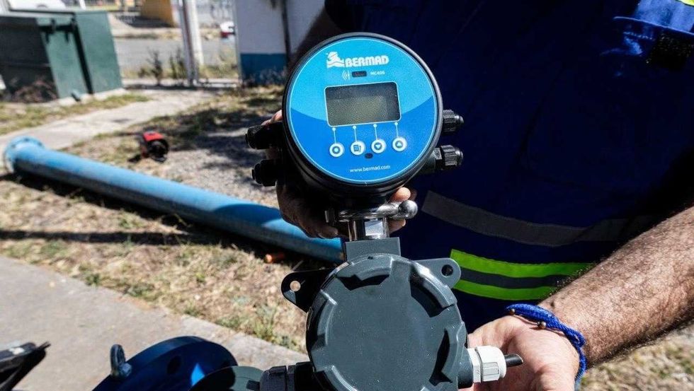Pozo de agua potable con macromedidor de telemetr\u00eda instalado por JAPAM durante cortes de agua en San Juan del R\u00edo, Quer\u00e9taro