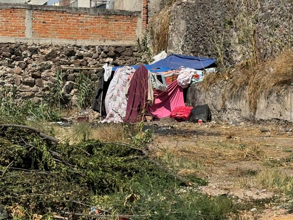 Predio bald\u00edo en Circuito del Molino zona centro de San Juan del R\u00edo donde vecinos denuncian campamento e inseguridad