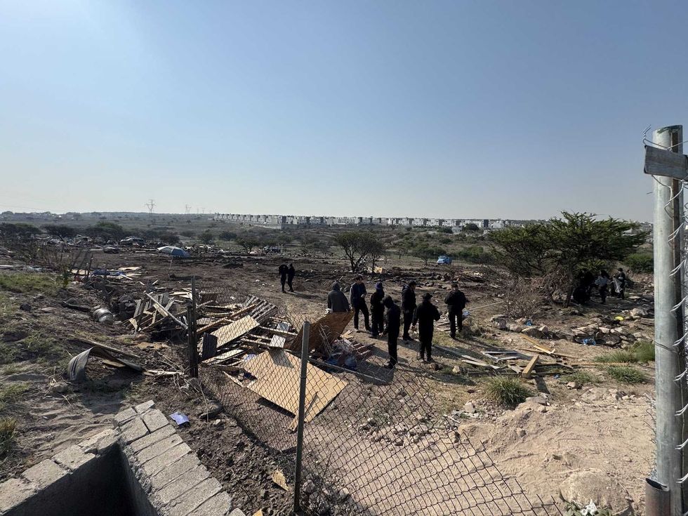 Predio desalojado en prolongaci\u00f3n Constituyentes Oriente El Marqu\u00e9s con restos de estructuras destruidas en disputa por tierras comunales de La Ca\u00f1ada