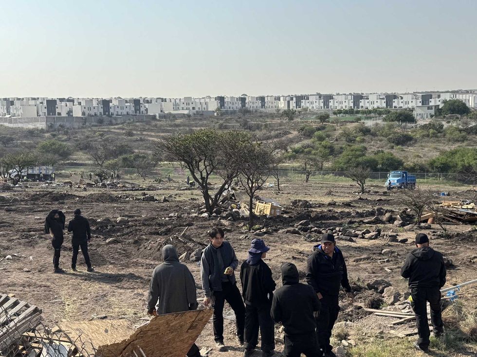 Predio desalojado en prolongaci\u00f3n Constituyentes Oriente El Marqu\u00e9s con restos de estructuras destruidas en disputa por tierras comunales de La Ca\u00f1ada