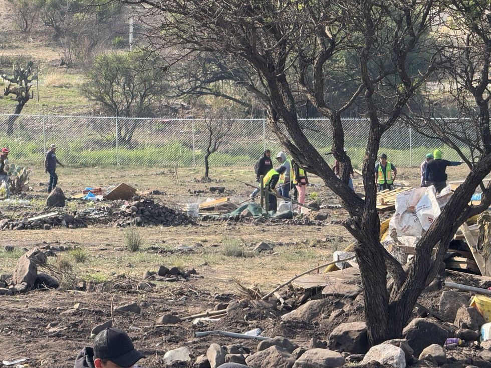 Predio desalojado en prolongaci\u00f3n Constituyentes Oriente El Marqu\u00e9s con restos de estructuras destruidas en disputa por tierras comunales de La Ca\u00f1ada