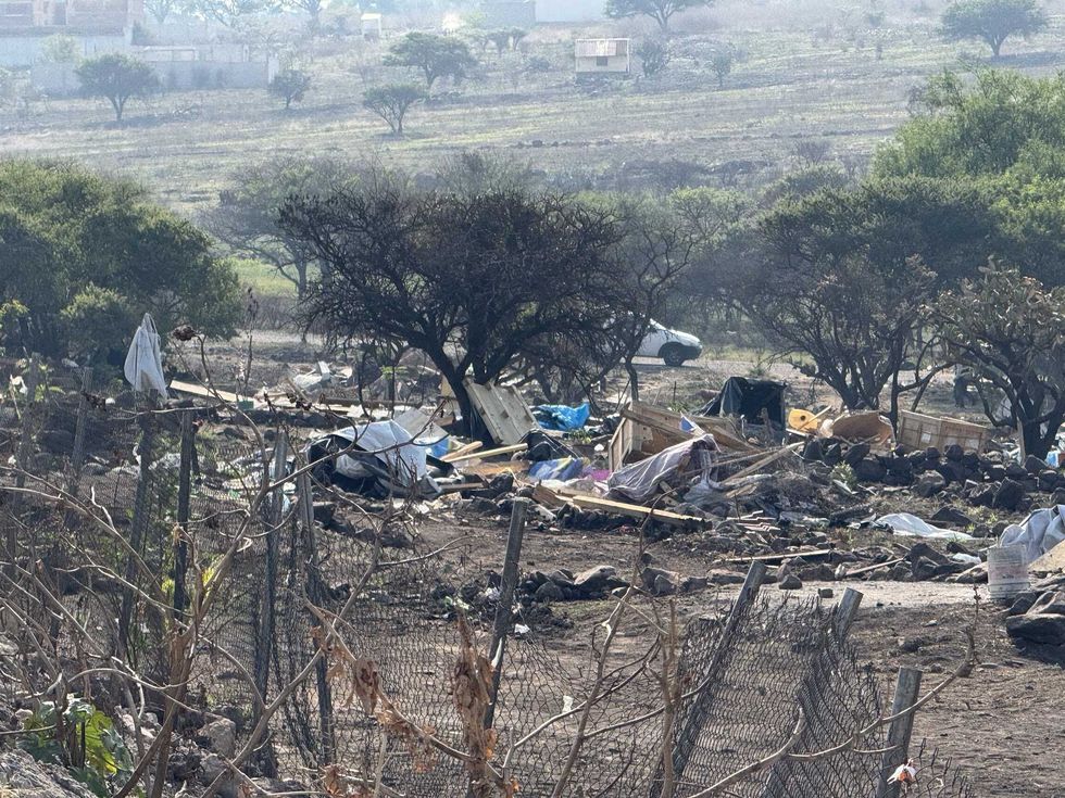 Predio desalojado en prolongaci\u00f3n Constituyentes Oriente El Marqu\u00e9s con restos de estructuras destruidas en disputa por tierras comunales de La Ca\u00f1ada