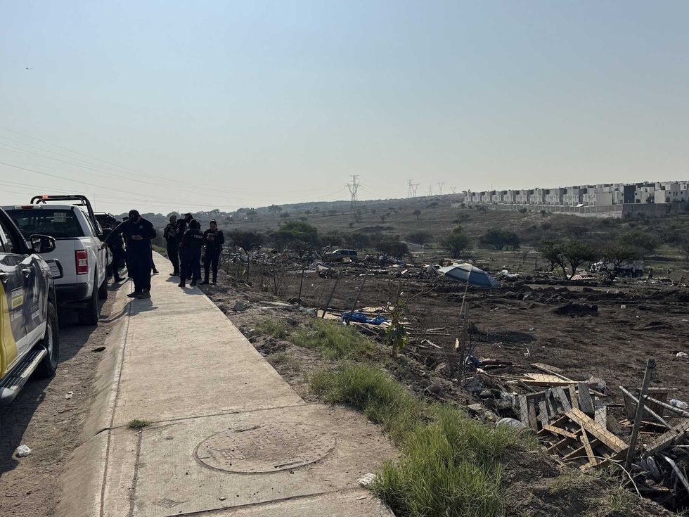 Predio desalojado en prolongaci\u00f3n Constituyentes Oriente El Marqu\u00e9s con restos de estructuras destruidas en disputa por tierras comunales de La Ca\u00f1ada