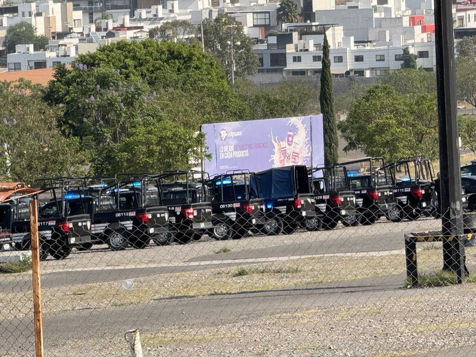 Predio desalojado en prolongaci\u00f3n Constituyentes Oriente El Marqu\u00e9s con restos de estructuras destruidas en disputa por tierras comunales de La Ca\u00f1ada
