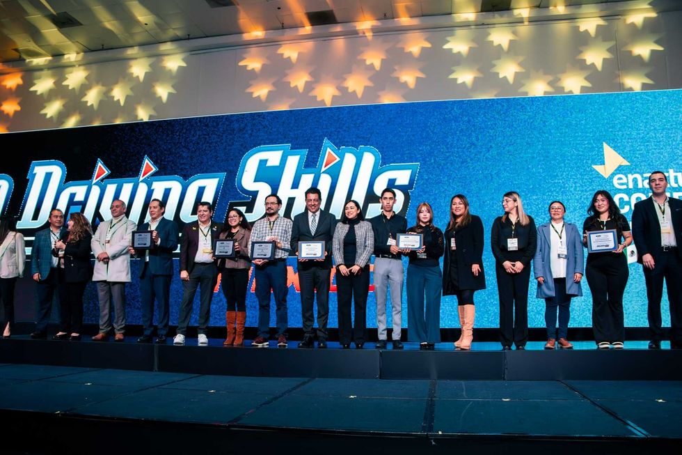 Premiaci\u00f3n de la UT San Juan del R\u00edo en el escenario de la gran final de Enactus M\u00e9xico 2026