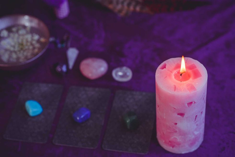 Prendas rojas y amarillas exhibidas en mercado tradicional de Quer\u00e9taro para rituales de a\u00f1o nuevo 2026.