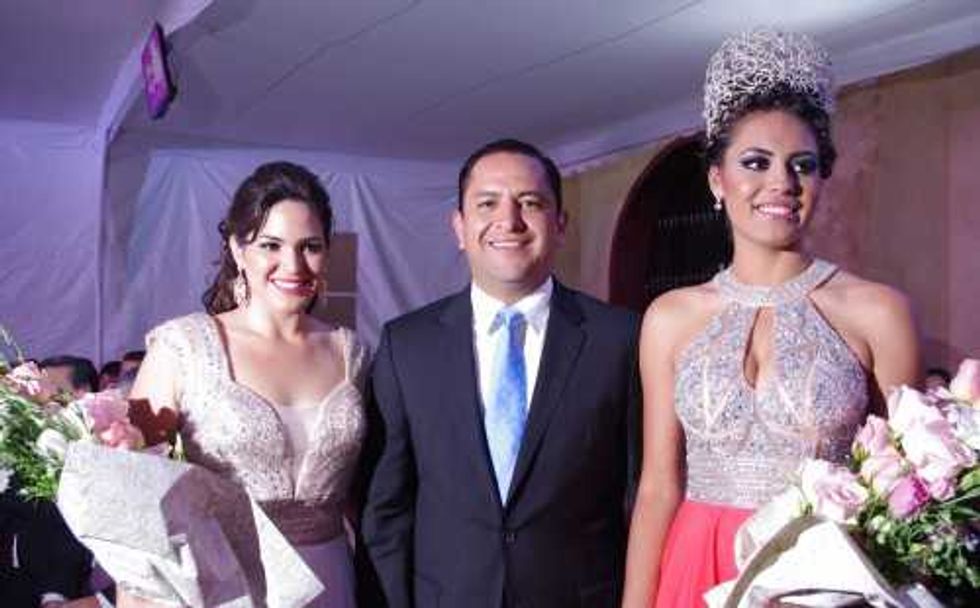 Presenta alcalde Fabián Pineda a María Fernanda Rojas, como reina de la feria. San Juan del Río 2015.