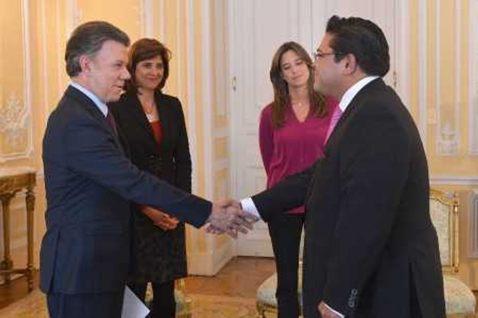 PRESENTA ARNULFO VALDIVIA SUS CREDENCIALES ANTE EL PRESIDENTE DE