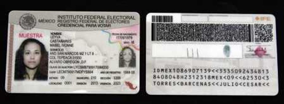 PRESENTA IFE NUEVA CREDENCIAL CON 25 MEDIDAS DE SEGURIDAD