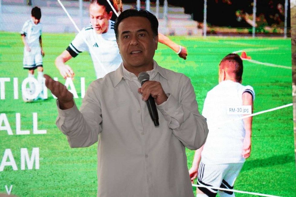 Presentaci\u00f3n del Educational Football Program de la Fundaci\u00f3n Real Madrid en Parque Alfalfares, Quer\u00e9taro, con familias participantes y pantalla del programa al fondo