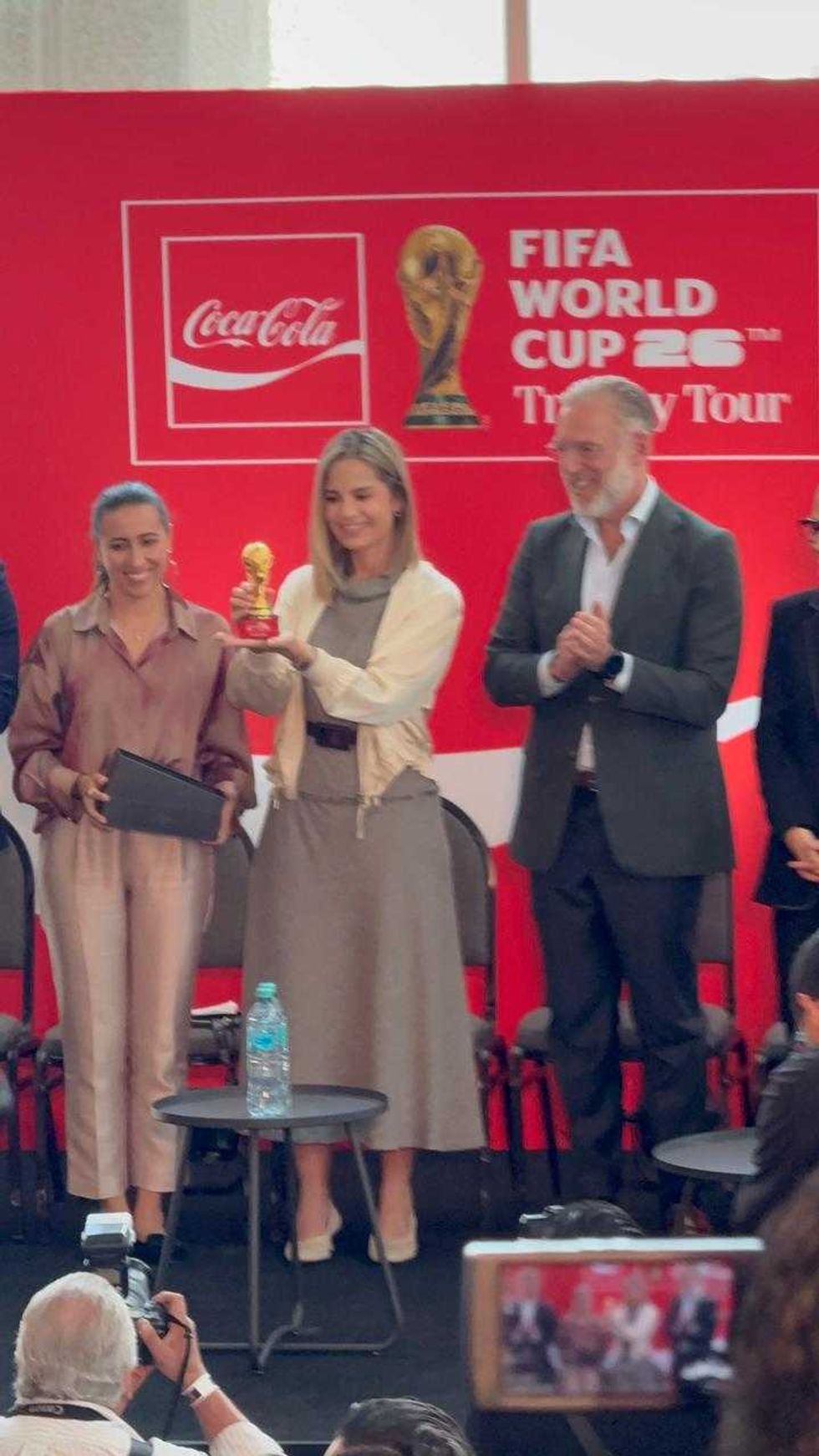 Presentaci\u00f3n del trofeo original de la Copa del Mundo FIFA en Quer\u00e9taro con autoridades municipales y representantes de Coca-Cola FEMSA