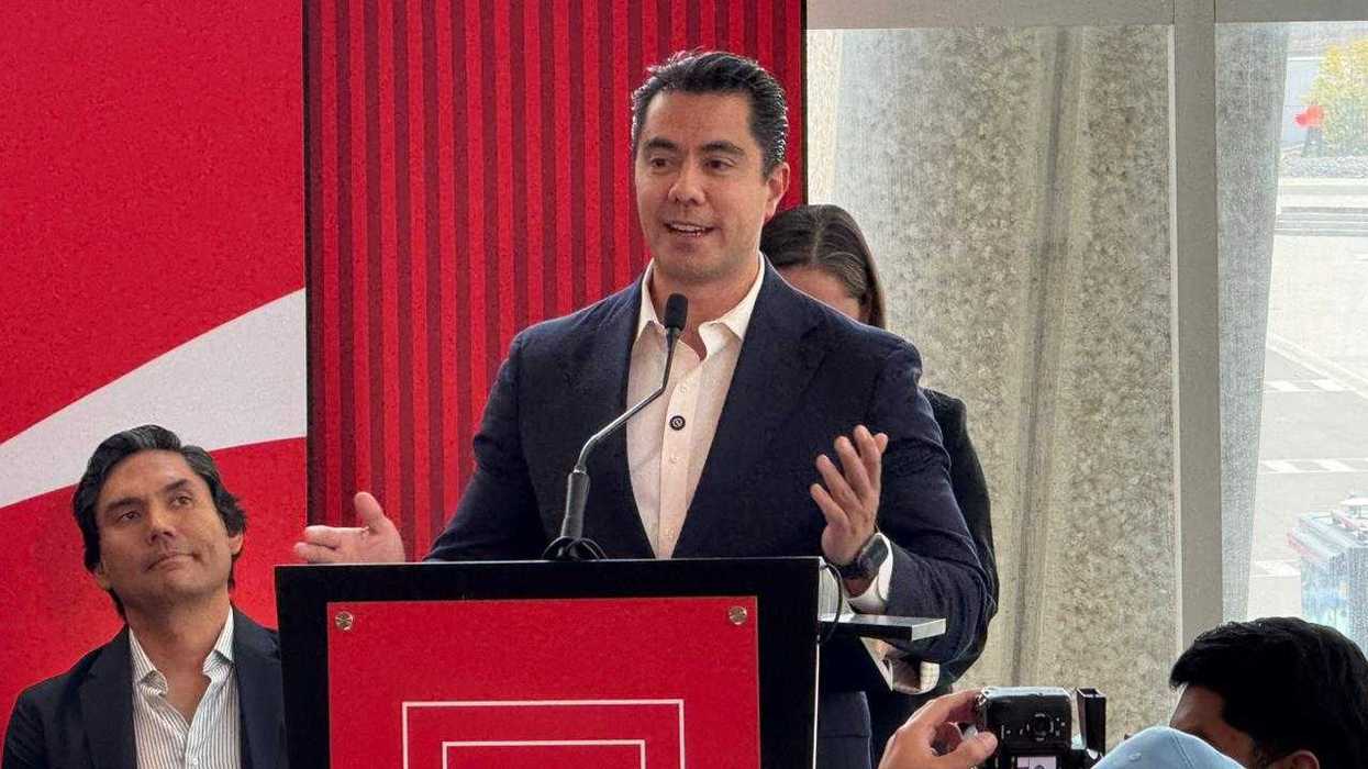 Presentaci\u00f3n del trofeo original de la Copa del Mundo FIFA en Quer\u00e9taro con autoridades municipales y representantes de Coca-Cola FEMSA