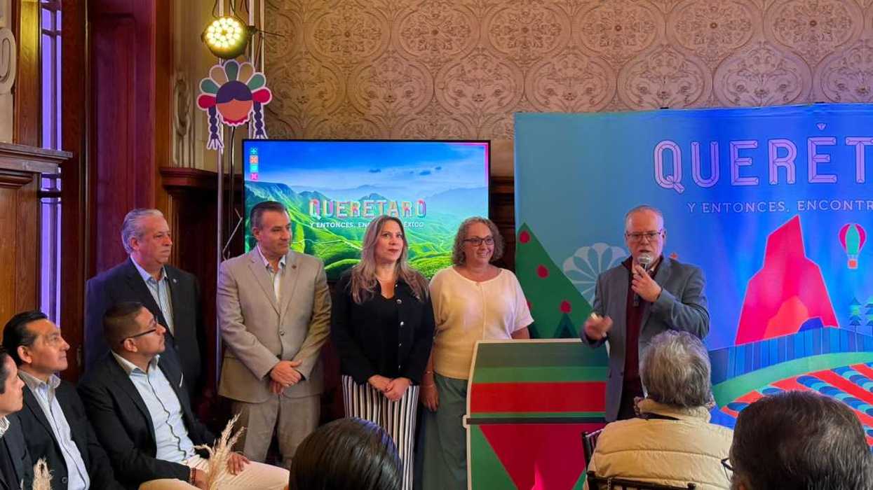 Presentación con pantalla proyectada ante asistentes sentados en un salón durante la jornada de Querétaro