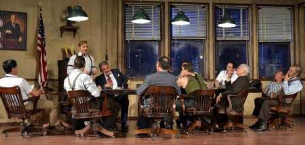 PRESENTACIÓN DE LA OBRA “12 HOMBRES EN PUGNA”