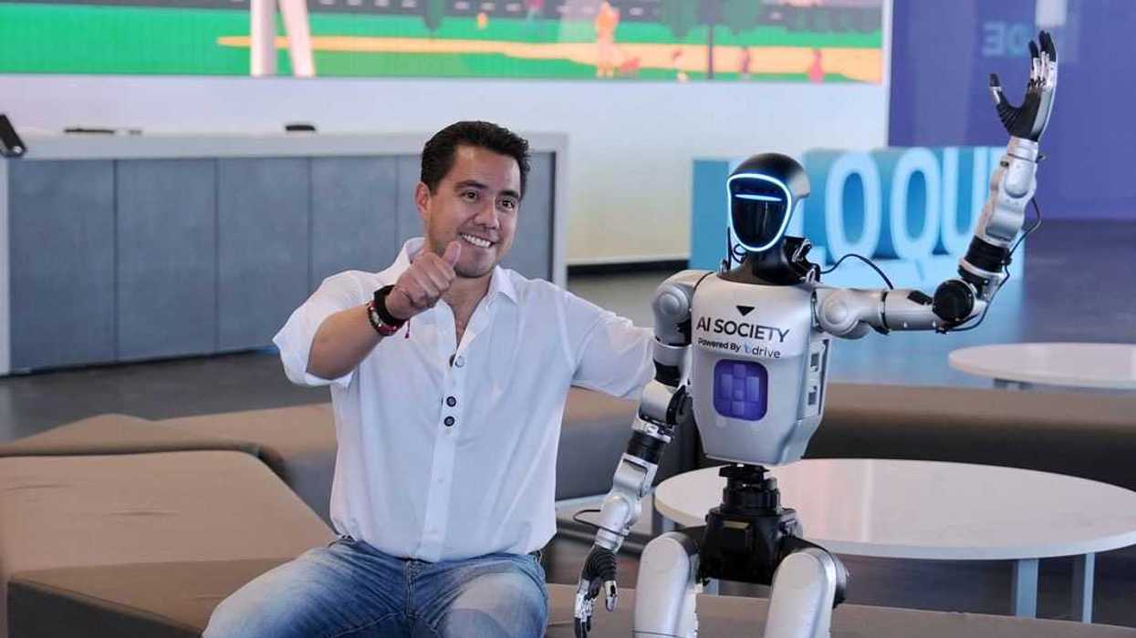 Presentación del androide Sara de B-Drive con inteligencia artificial en evento del municipio de Querétaro