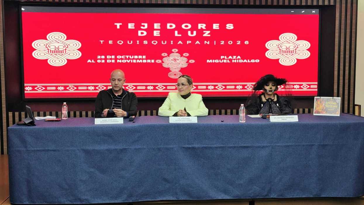 Presentación del Festival Tejedores de Luz 2026 en Tequisquiapan, con el cartel del evento en pantalla