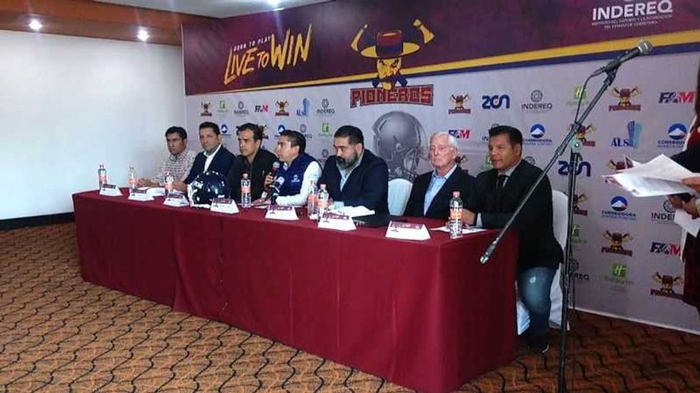 presentan equipo de football americano pioneros de queretaro