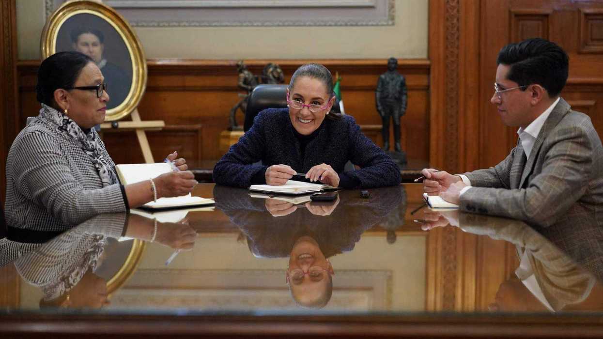 Presidenta Claudia Sheinbaum durante conversación telefónica con Papa León XIV en Palacio Nacional diciembre 2025.