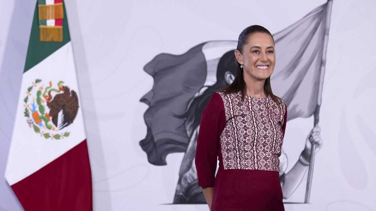 Presidenta de México durante conferencia de prensa en Palacio Nacional explicando el destino de recursos educativos en Oaxaca y desmintiendo la entrega de un bono a la CNTE.