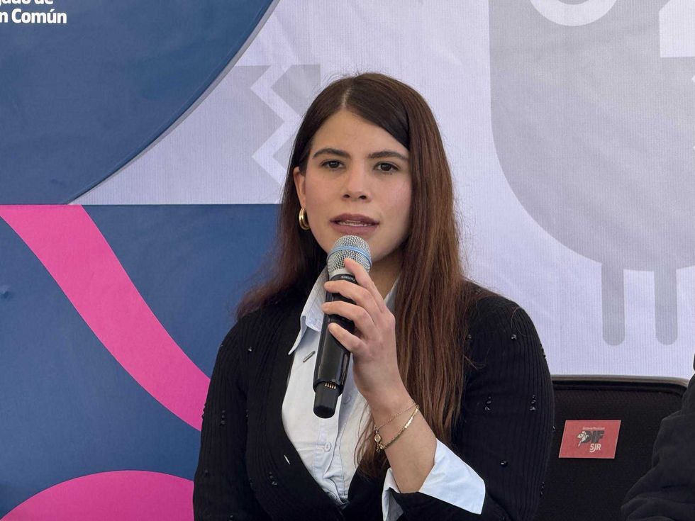 Presidenta del DIF San Juan del R\u00edo Gina S\u00e1nchez Barrios durante conferencia sobre programas de invierno del organismo municipal