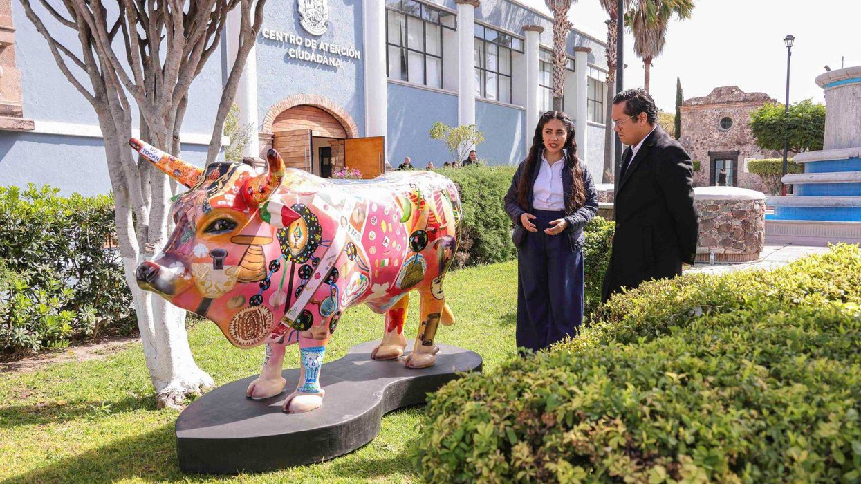 Presidente Chepe Guerrero y secretaria Schoenstatt Cabrera inauguran exposición itinerante "Buey de Arte y Tradición" con 12 esculturas de fibra de vidrio que recorrerán espacios culturales de Querétaro.